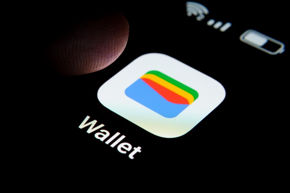 Google Wallet: che cos'è e come usarlo bene Con Google Wallet ovunque vai e in qualsiasi momento puoi avere a portata di mano carte di pagamento, carte fedeltà, biglietti dei concerti e altro ancora, dal tuo telefono Android. Perché i wallet sono il futuro dei pagamenti? Viviamo in un mondo in cui il tempo è limitato e la comodità è importante, anche quando si parla di pagamenti. Ma non è tutto: la sicurezza e la velocità delle operazioni connesse alla nostra identità digitale assume un'importanza ancora maggiore in una società sempre più connessa, dove pagare con modalità tradizionali, come il contante o la carta, non è più pratico. E qui che entrano in gioco gli ormai noti wallet, detti anche e-wallet o digital wallet, una versione digitale del portafoglio tradizionale, ma con molte più funzioni e comodità, al cui interno si possono memorizzare carte di pagamento e archiviare anche carte fedeltà, biglietti digitali per concerti ed eventi, pass di viaggio e voucher elettronici. In altre parole, una volta che si è scelto quale e-wallet utilizzare, basta scaricare l'apposita applicazione sul proprio smartphone e in un'unica app sarà possibile gestire sia le informazioni personali che i dati di pagamento. Utilizzare un portafoglio digitale può essere utilizzato sia per effettuare pagamenti all'interno degli store fisici, sia per acquistare online, dato che molti eCommerce accettano già pagamenti tramite portafogli digitali. I digital wallet device-based sono quelli utilizzati per completare gli acquisti in negozio e il loro funzionamento si basa sulla tecnologia NFC (Near Field Communication) che permette di creare un collegamento tra il dispositivo mobile e un POS, consentendo di pagare in modo rapido e sicuro. Se, invece, si sceglie di fare shopping online, per ultimare le transazioni si usa un digital wallet Internet-based che consente di effettuare pagamenti online utilizzando le credenziali di accesso alla piattaforma di digital payment. Inoltre, i portafogli digitali sono utili anche per l'invio di denaro peer-to-peer. La diffusione dei portafogli digitali ha reso la gestione delle nostre finanze più agile e sicura tanto che, secondo i dati diffusi dall’Osservatorio Innovative Payments della School of Management del Politecnico di Milano, nel 2022 i pagamenti basati su wallet, sommati a quelli basati su carte, hanno registrato una crescita del +18% rispetto al 2021, evidenziando che la tendenza è ancora in crescita. Tra i vari portafogli digitali disponibili sul mercato, Google Wallet è una delle soluzioni più popolari e facili da usare. Si tratta di un vero e proprio passepartout per le attività quotidiane che rende la vita più semplice e più comodo: niente più biglietti cartacei, sconti o coupon persi, con il Wallet Google tutte le carte digitali sono raccolte in un unico posto. Vuoi far crescere la tua impresa e migliorare i tuoi risultati di business? Con i sistemi di pagamento di Worldline puoi trovare la soluzione di pagamento online migliore per te Che cos'è e come funziona Google Wallet Nel 2022 Google Wallet, dopo un'operazione di rebrand, ha sostituito Google Pay completando l'applicazione con una serie di funzioni aggiuntive che consentono di memorizzare e gestire in modo sicuro carte fedeltà, biglietti per i concerti, carte di pagamento e persino le chiavi digitali dell'auto che al momento sono disponibili solo per alcuni modelli di BMW. Il portafoglio virtuale della compagnia di Mountain View ha un'interfaccia semplice e intuitiva che consente di aggiungere in pochi passaggi i metodi di pagamento preferiti dall'utente, oltre a tutta una serie di documenti come fidelity card, abbonamenti di viaggio e pass per l'ingresso ad eventi di ogni tipo, dalle partite di calcio ai festival. Inoltre, l'app integra anche un importante sistema di sicurezza avanzata e controlli per la privacy intuitivi per proteggere le informazioni degli utenti ogni giorno, anche quando il portafoglio viene utilizzato per effettuare pagamenti. Lo strumento di Big G, infatti, offre diverse funzionalità che mettono al sicuro i dati dell'utente: • La verifica in due passaggi; • Trova il mio telefono; • La possibilità di resettare i dati da remoto; • Tocca per pagare che usa dei codici di pagamento criptati per nascondere il numero reale della carta. In questo modo puoi pagare con cellulare Android, in modalità contactless, senza temere che le tue informazioni vengano rubate; • Il proprietario del portafoglio elettronico può scegliere quali informazioni condividere tra i prodotti per un'esperienza personalizzata. L'applicazione di Google Wallet è disponibile gratuitamente sul Play Store e per configurare il wallet occorrono pochi passaggi: • Aprire l'app Google Wallet e seguire le istruzioni di configurazione. • Se l'utente non ha mai utilizzato Google Wallet, la prima volta che aprirà l'app gli verrà chiesto di aggiungere una carta. È possibile utilizzare la fotocamera per eseguire la scansione di una carta di debito o di credito oppure si possono inserire i dettagli manualmente; • Se in precedenza sono state aggiunte carte, biglietti o tessere al wallet con Google Pay, questi dovrebbero essere visualizzati in Google Wallet; • All'utente potrebbe essere richiesto di impostare il blocco schermo sul dispositivo Android per motivi di sicurezza; • Infine, per eseguire pagamenti contactless, l'utente deve assicurarsi che il telefono soddisfi gli standard a livello di software, che la tecnologia NFC sia supportata e attiva, e che Google Pay sia impostato come app per pagamenti predefinita. Come aggiungere una carta di debito o di credito sul wallet di Google? Vediamo quali sono gli step per aggiungere una carta di pagamento a Google Wallet e pagare nei negozi con lo smartphone o lo smartwatch: • Aprire l'app Google Wallet; • Cliccare su Aggiungi a Wallet; • Cliccare su Carta di pagamento per visualizzare tutte le carte che sono state salvate nel proprio Account Google. • Cliccare su Nuova carta di credito o di debito oer aggiungere una carta. A questo punto l'utente può scegliere se utilizzare la fotocamera oppure se inserire manualmente i dati; • Cliccare su Salva in basso. • Leggere i termini dell'emittente e cliccare su Accetta; • Se viene richiesto, verificare il metodo di pagamento. È possibile pagare con Google Wallet ovunque si trova il simbolo dei pagamenti contactless o quello di Google Pay. Questi simboli, in genere, sono presenti nella schermata del terminale di pagamento o sul registratore di cassa. Che tu sia un privato, un’eCommerce, una start up o un’impresa, con i sistemi di pagamento di Worldline puoi trovare la soluzione di pagamento online migliore per te