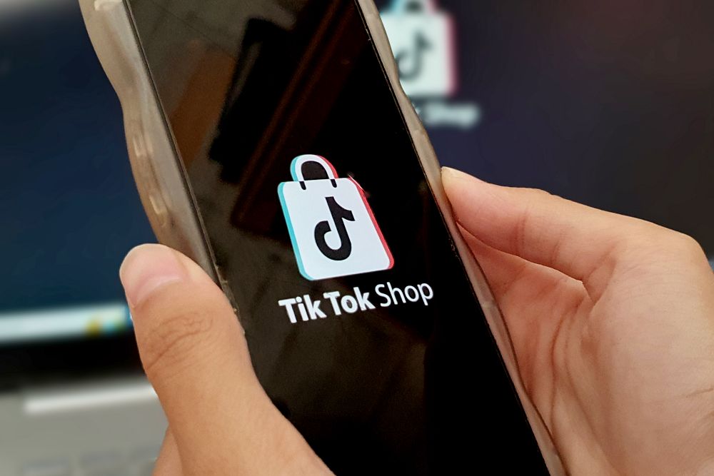 TikTok Shop è una soluzione di eCommerce che consente ai commercianti di vendere direttamente i loro prodotti sulla popolare piattaforma video. Ciò contribuisce alla crescita del brand e al coinvolgimento delle persone attraverso contenuti video coinvolgenti.